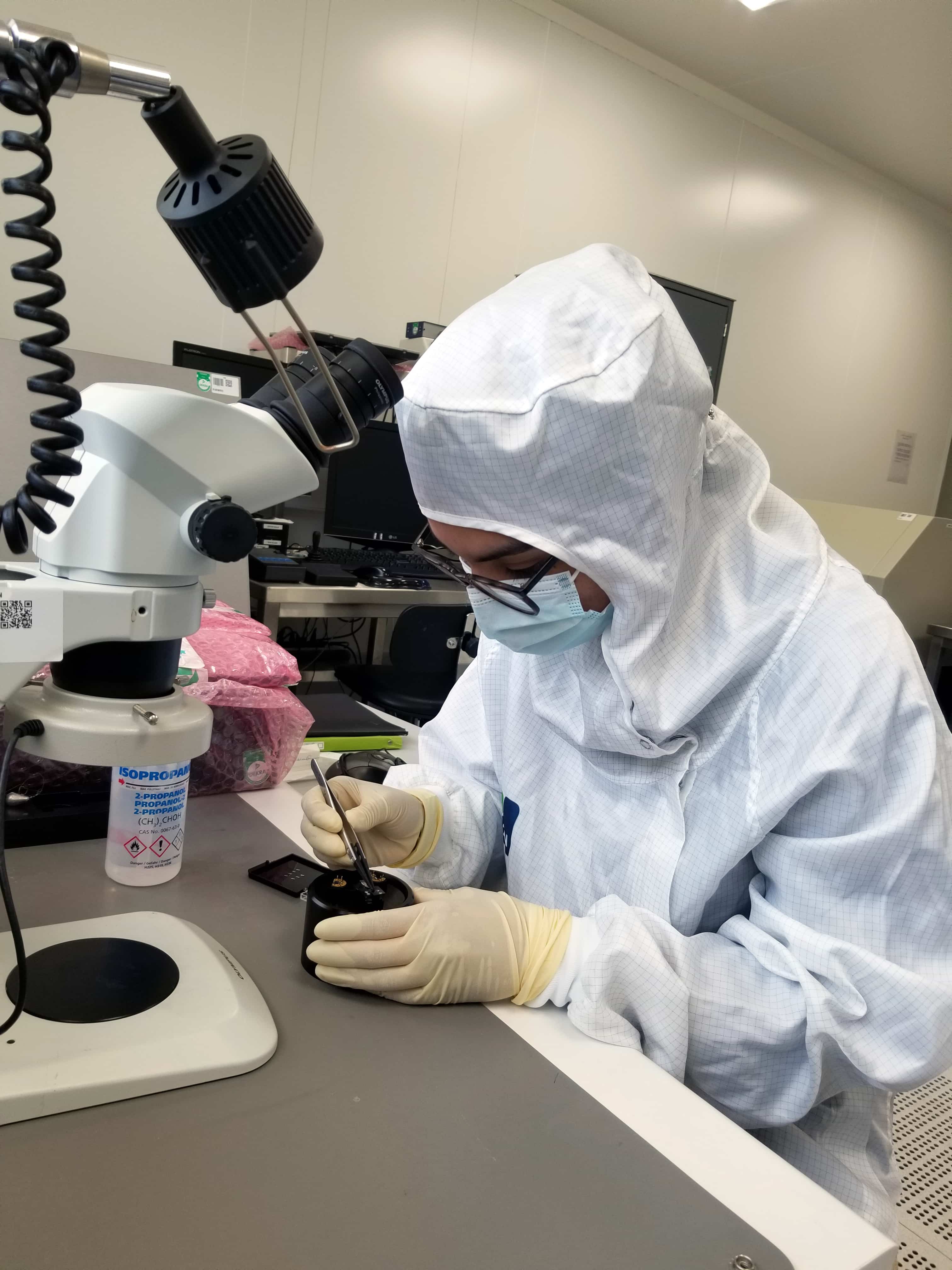 Maryam Massouras travaille sur le microscope à force atomique (AFM) dans la centrale de nanotechnologie du C2N