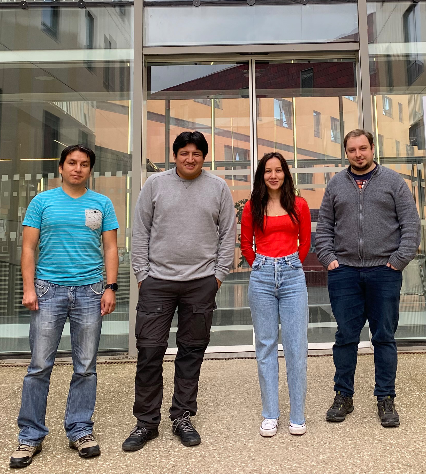 de gauche à droite : José Luis Ampuero, Ana Sarmiento, Luis Aviles (Balseiro Institute, Bariloche, Argentine) et Alberto Añadon (équipe Spintronique et Nanomagnétisme de l’IJL) à l’IJL
